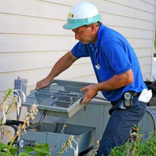 HVAC techinian services AC.